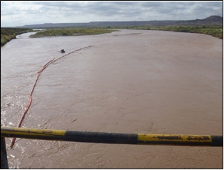 En la fotografía se observa el tendido de barreras de flotación en el Río Colorado.