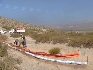 Se observa tendido de barreras y material absorbentes sobre eventual línea de escurrimiento.-