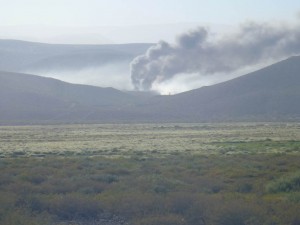 Se observa la Planta de Tratamiento de Crudo (PTC) Cerro Divisadero  desde la margen derecha del valle de inundación del Río Grande.-