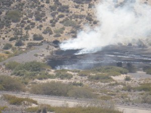 Se observa detalle del terraplén y punto de finalización del derrame. Cierre del Cañadón por Primer Terraplén.-