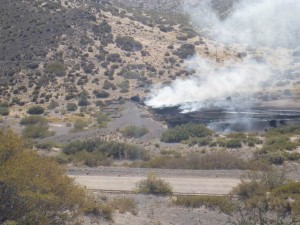 Se observa detalle del terraplén y punto de finalización del derrame Cierre del Cañadón por Primer Terraplén.-