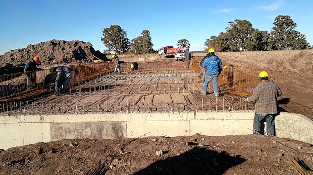 Con intensidad se trabaja en distintos sectores del valle bonaerense del río Colorado, particularmente en la construcción y reconstrucción de puentes sobre los canales principales