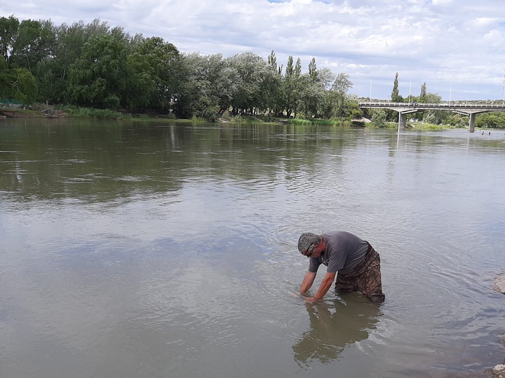 Toma de muestra en el balneario de la ciudad de Río Colorado.