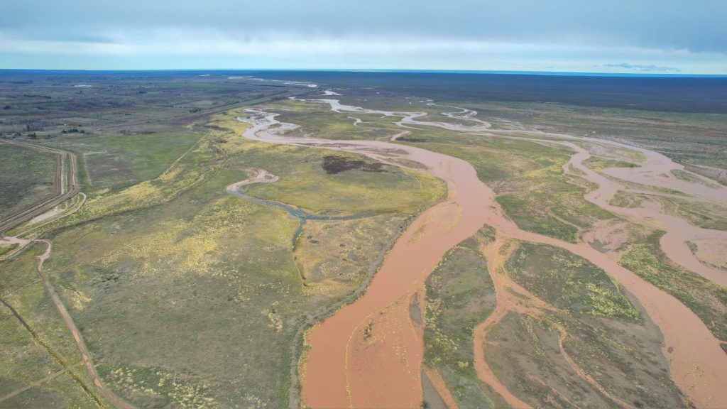 Vista del río Colorado en proximidades de Punto Unido, durante la crecida de la última semana.